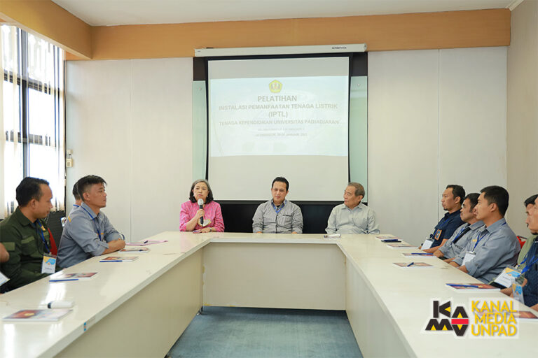 Pemateri dari Ikatan Ahli Teknik Ketenagalistrikan Indonesia (IATKI) memberikan materi dalam Pelatihan dan Sertifikasi Instalasi Pemanfaatan Tenaga Listrik bagi 20 petugas listrik di lingkungan Unpad yang digelar di di Bale Rancage Gedung Rektorat Unpad, Jatinangor. Senin (30/1/2023). (Foto: Dadan Triawan)* Silakan mencantumkan tautan/membuat hyperlink https://www.unpad.ac.id/2023/01/tingkatkan-kompetensi-pegawai-unpad-gelar-pelatihan-dan-sertifikasi-bidang-kelistrikan/ apabila mengutip konten berita ini.