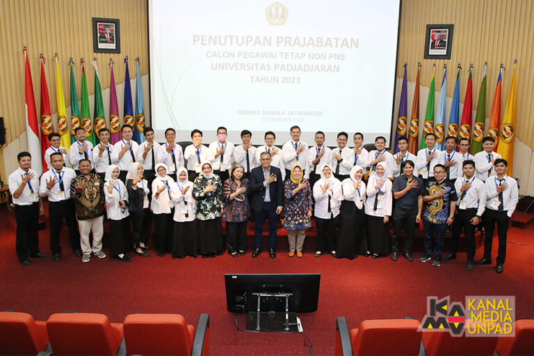 Foto bersama Calon Pegawai Tetap Non-PNS Universitas Padjadjaran bersama pengelola Direktorat Sumber Daya Manusia Unpad dalam acara penutupan Diklat Prajabatan di Bale Sawala Gedung Rektorat Unpad, Jatinangor, Senin (27/2/2023). (Foto: Dadan Triawan)*